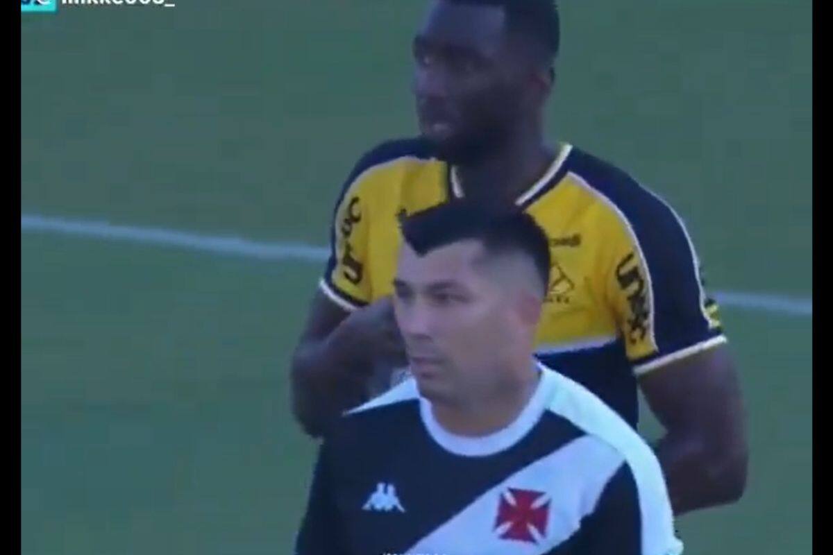El congoleño Yannick Bolasie se divirtió en la goleada de su equipo, el Criciúma, sobre el Vasco da Gama.