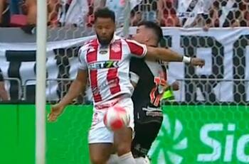 VIDEO | Penal que le cobran a Gary Medel en el minuto 16 de descuento desata escándalo en Brasil