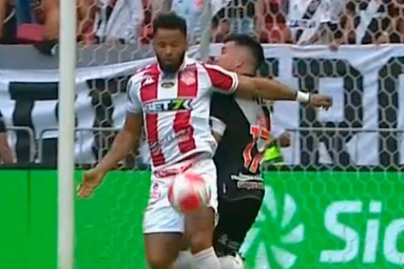 El minuto de la polémica, en que le cobran un penal a Gary Medel en el minuto 16 de descuento.