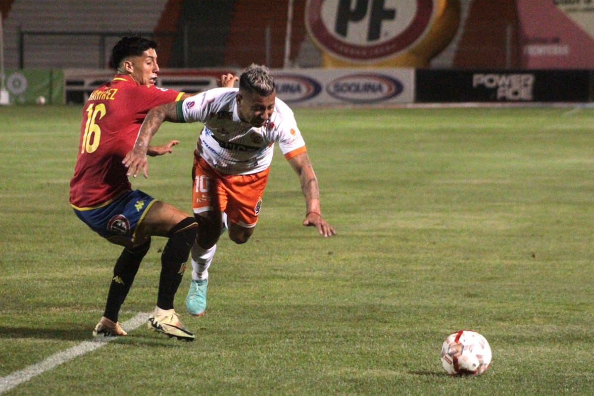 Es una de las ligas más "sucias" del mundo. Foto: Oscar Tello/Photosport