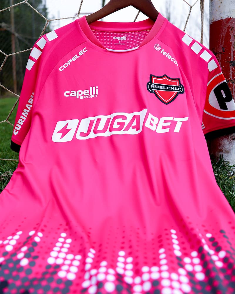 Nueva camiseta rosada de Ñublense.