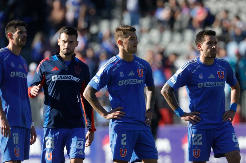 Gustavo Álvarez sufre por dos jugadores de U. de Chile. Foto: Aton.