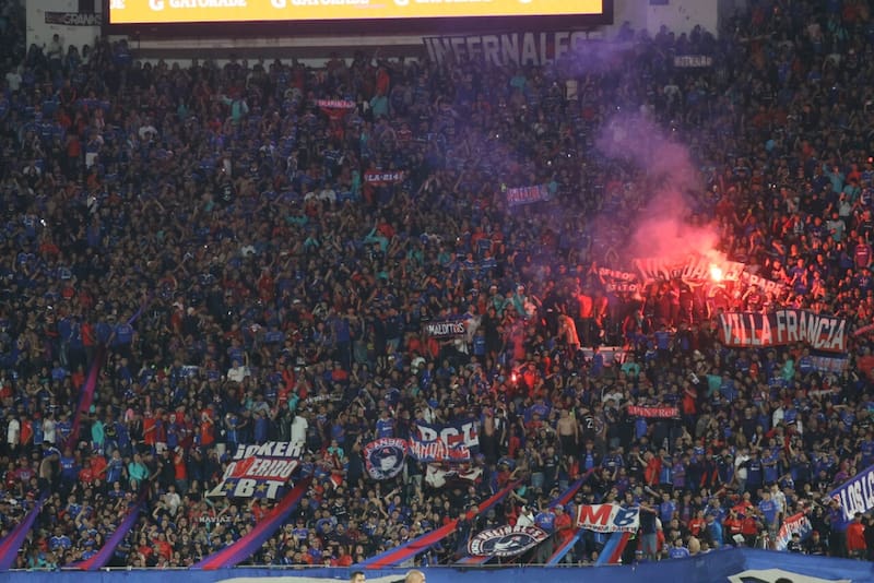 El riesgo que corre la U tras el show pirotécnico de su barra frente a Huachipato. Foto: Aton.