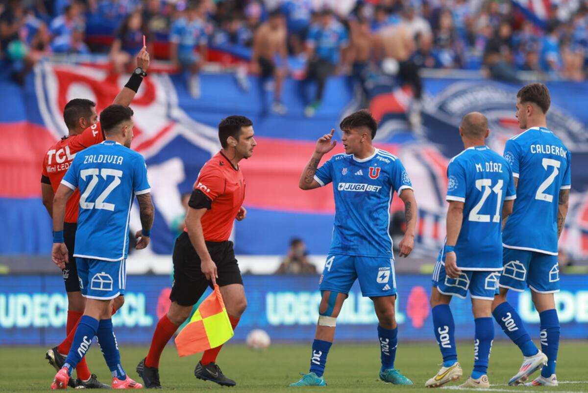 La U tomará drástica medida tras controversia en el gol anulado a Leandro Fernández. Foto: Aton.