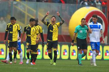 Coquimbo sigue firme en su camino al título y golea a la UC en su despedida de Santa Laura