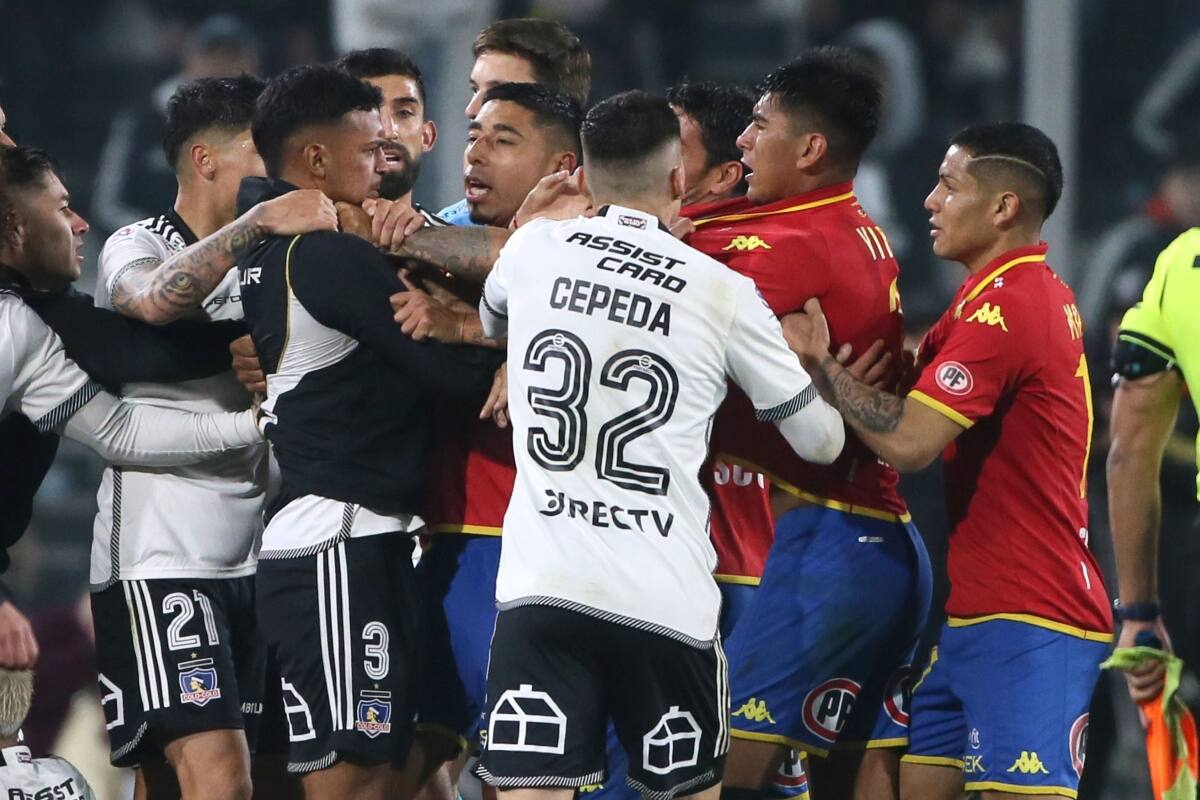 Colo Colo y Unión Española protagonizaron tremenda pelea en el Monumental.