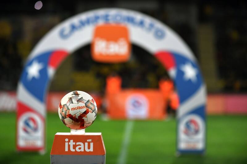 Pelota del fútbol chileno. Agencia Aton
