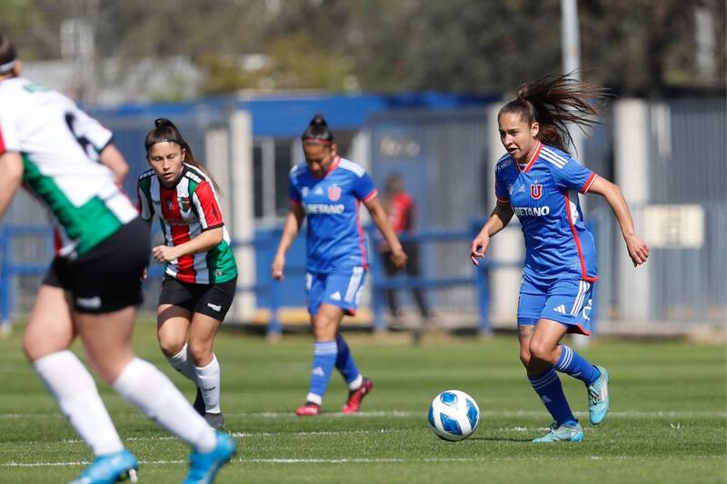 La delantera de Universidad de Chile Franchesca Caniguán maneja el balón en el partido de la U vs Palestino jugado este miércoles en el CDA. Foto: Javiera Mera/Prensa U de Chile.