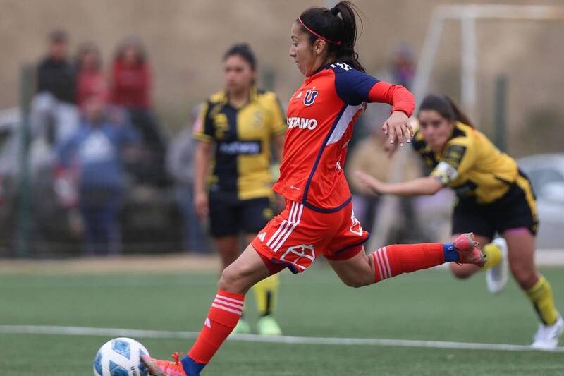 Ana Gutiérrez marca de penal el definitivo 1-1 en el partido ante Coquimbo Unido. Foto: Prensa U de Chile.