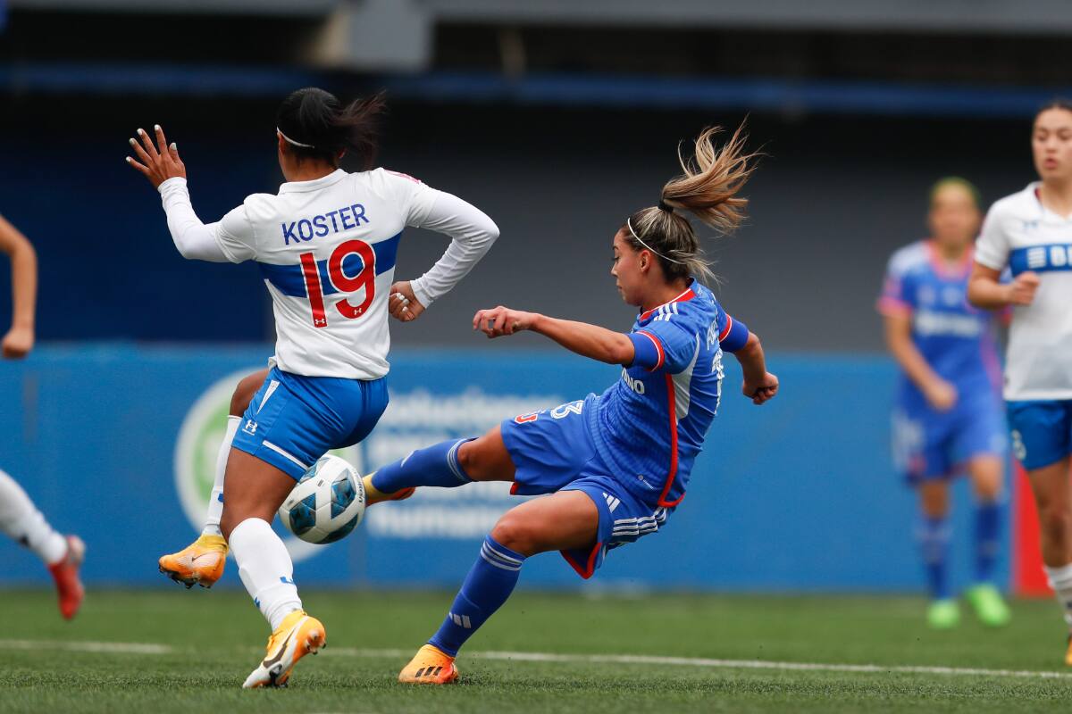 La UC y la U deben enfrentarse en la fecha 5, pero el duelo está en veremos por la cantidad de seleccionadas chilenas con que cuentan las Cruzadas. Foto: Javiera Mera/Prensa U de Chile.