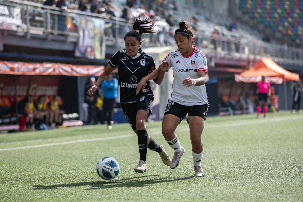Las jugadoras Bárbara Muñoz (izquierda) y Fernanda Hidalgo disputan el balón en el partido Santiago Morning vs Colo Colo en el Bicentenario de La Florida. Foto: Lisandra Jung / Prensa Santiago Morning.