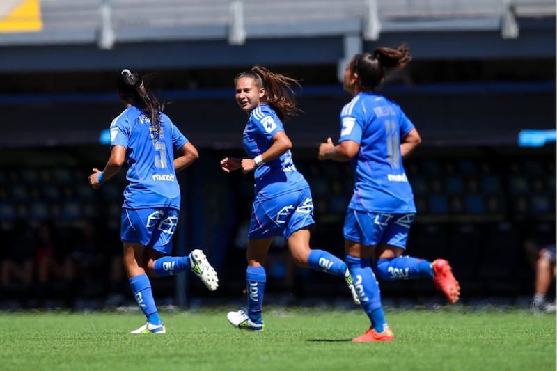 Franchesca Caniguán (al centro) celebra el gol que le dio el triunfo a la U. Foto: Prensa Universidad de Chile.