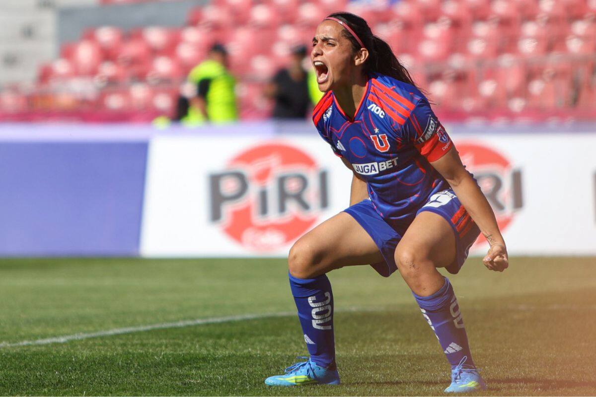 Daniela Zamora fue la gran figura en el triunfo de la U sobre la UC, al marcar los tres goles de Las Leonas. Foto: Felipe Escobedo / En Cancha.
