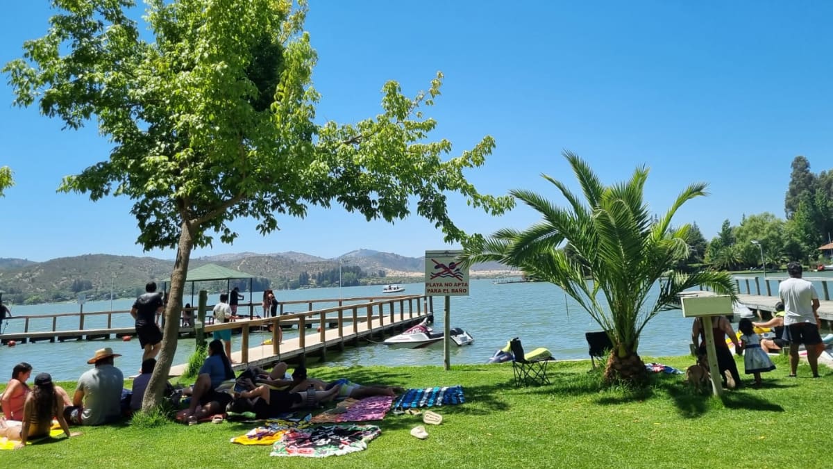 Este camping a la orilla del lago y a solo dos horas de Santiago es perfecto para capear el calor