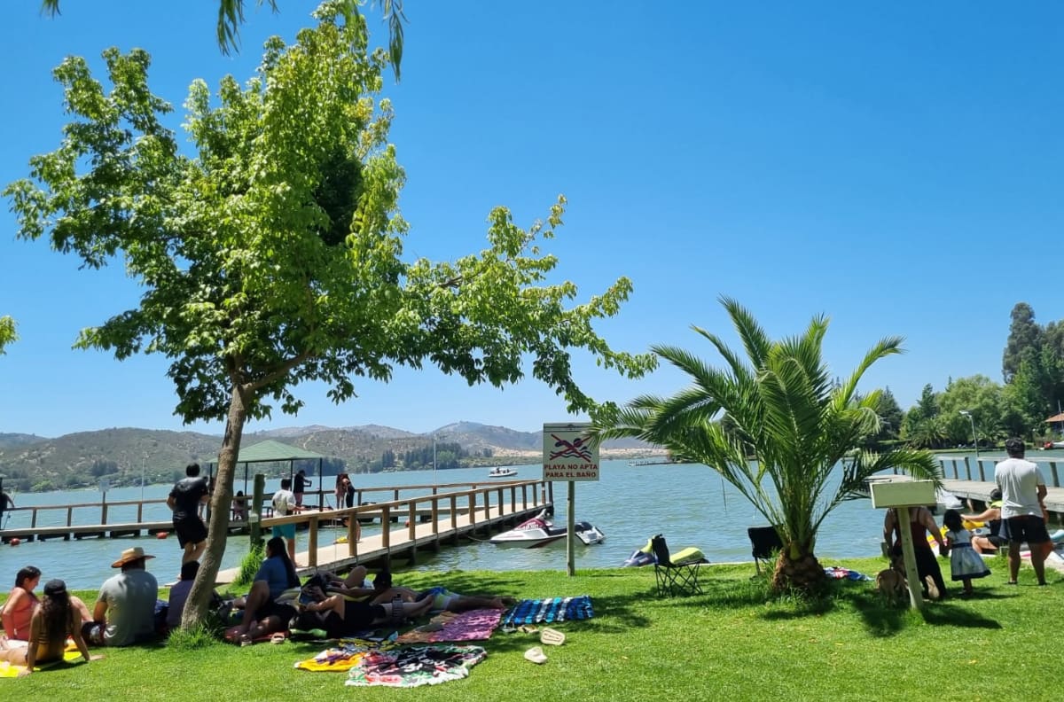 Este camping a la orilla del lago y a solo dos horas de Santiago es perfecto para capear el calor