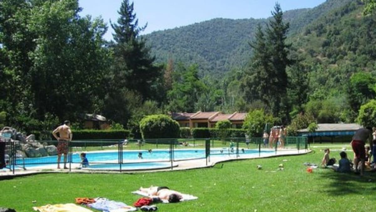 Ubicado en la Laguna de Aculeo: El maravilloso camping con piscina y entorno natural que vas a poder visitar por $10.000