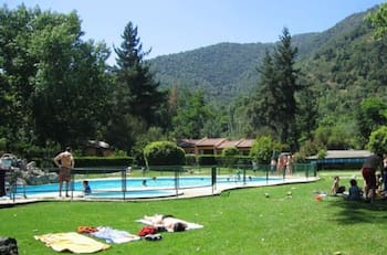 Ubicado en la Laguna de Aculeo: El maravilloso camping con piscina y entorno natural que vas a poder visitar por $10.000