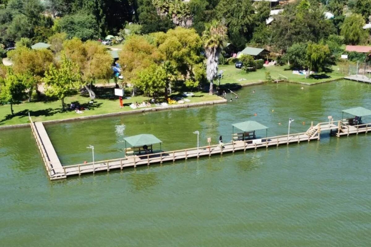 El recinto tiene una ubicación privilegiada en la ladera del Lago Rapel, ideal para escapar del calor. Créditos: Camping Bello Horizonte.