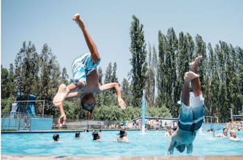 A 45 minutos de Santiago: Este gran camping y parque acuático rodeado de áreas verdes es ideal para visitar en días de calor