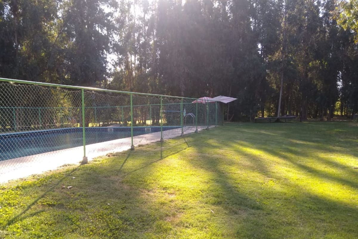 Cuenta con piscinas para adultos y niños, y un entorno natural ideal para relajarse.
Créditos: Camping Valtyer.