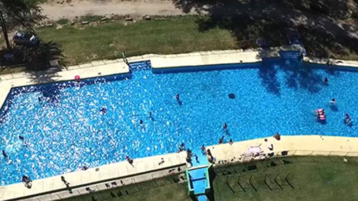 A 40 minutos de Santiago: Esta piscina es perfecta para visitar con niños este verano
