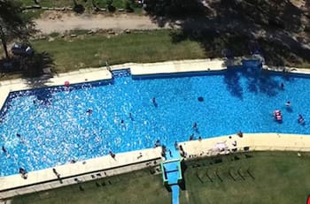 A 40 minutos de Santiago: Esta piscina es perfecta para visitar con niños este verano