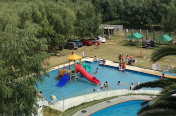 Este camping es perfecto para visitar en días de calor y disfrutar de la naturaleza: queda a solo 40 minutos de Santiago