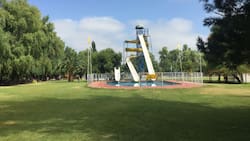 Rodeado de áreas verdes y con una laguna artificial: Este camping es perfecto para ir junto a la familia en primavera