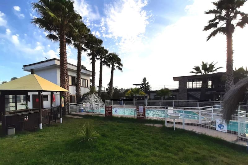 Está ubicado a casi 2 horas de Santiago, según la ruta de Google Maps.
Créditos: Camping La Patita.