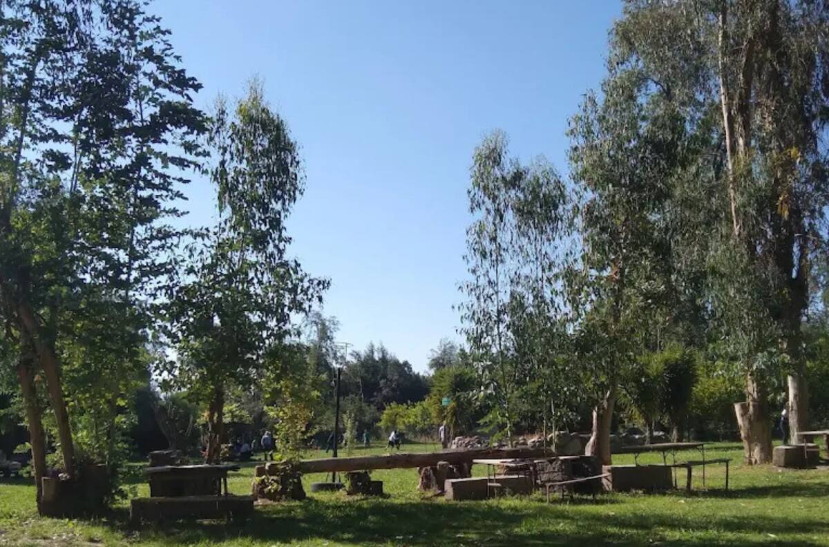Este espectacular camping ubicado en Pirque es ideal para disfrutar del verano: Cuenta con áreas verdes y una piscina natural