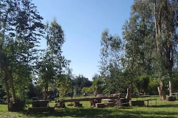 Este espectacular camping ubicado en Pirque es ideal para disfrutar del verano: Cuenta con áreas verdes y una piscina natural