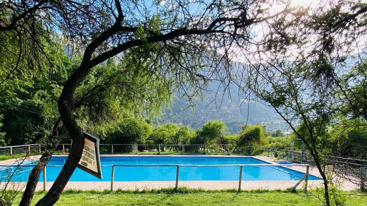 Este espectacular camping ubicado en el Cajón del Maipo es una buena opción para descansar y conectar con la naturaleza