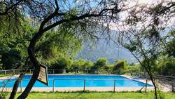 Este espectacular camping ubicado en el Cajón del Maipo es una buena opción para descansar y conectar con la naturaleza