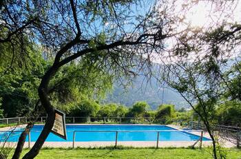 Este espectacular camping ubicado en el Cajón del Maipo es una buena opción para descansar y conectar con la naturaleza