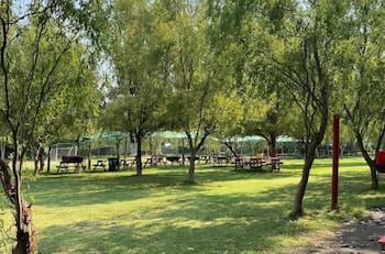 Un rincón oculto en las afueras de Santiago: El camping perfecto para visitar con niños en verano