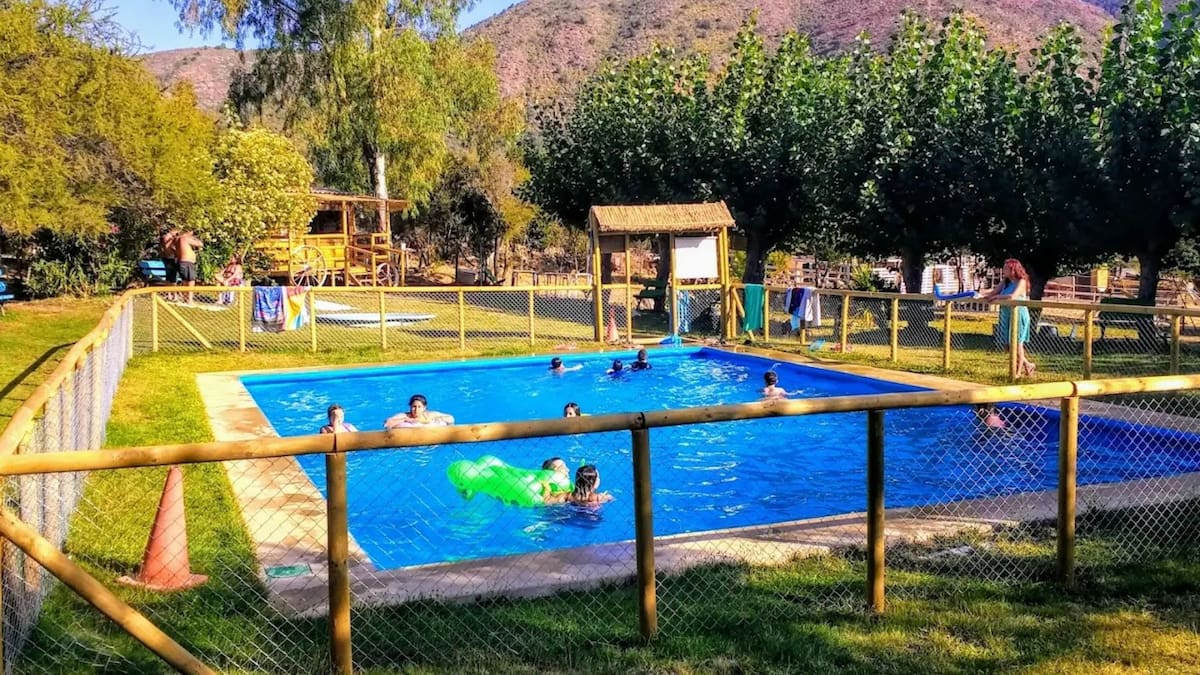 Este camping natural es una excelente opción para ir con niños y niñas: Posee piscinas y una mini granja