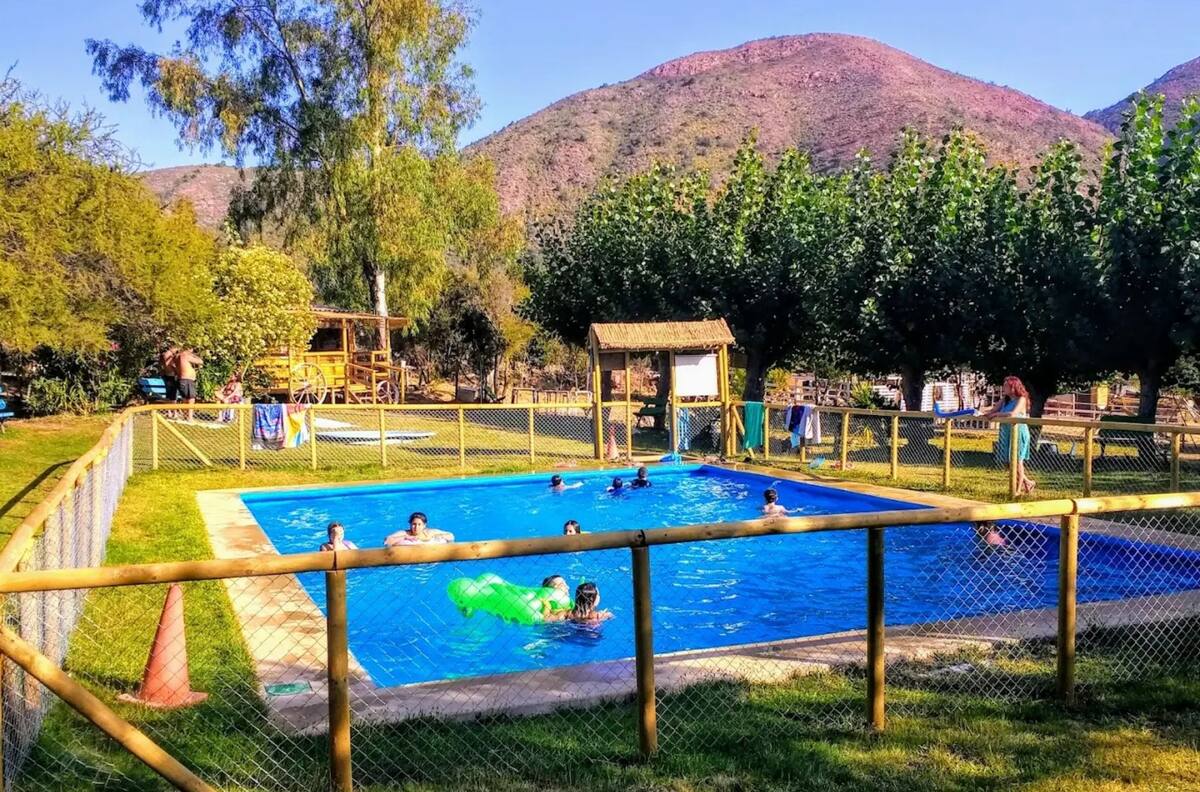 Este camping natural es una excelente opción para ir con niños y niñas: Posee piscinas y una mini granja