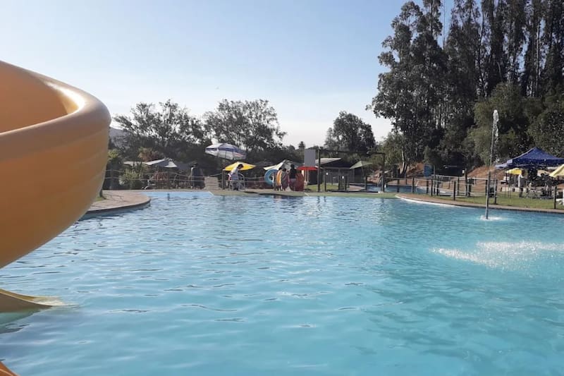 Está ubicado a casi dos horas de Santiago y es ideal para visitar en esta época del año.
Créditos: Google Maps.