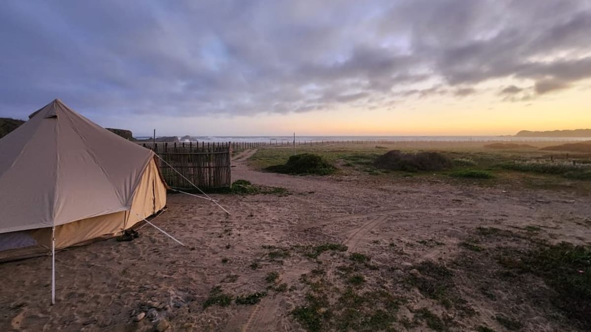 Este camping frente a la playa a dos horas de Santiago es ideal para empezar el año lejos del estrés
