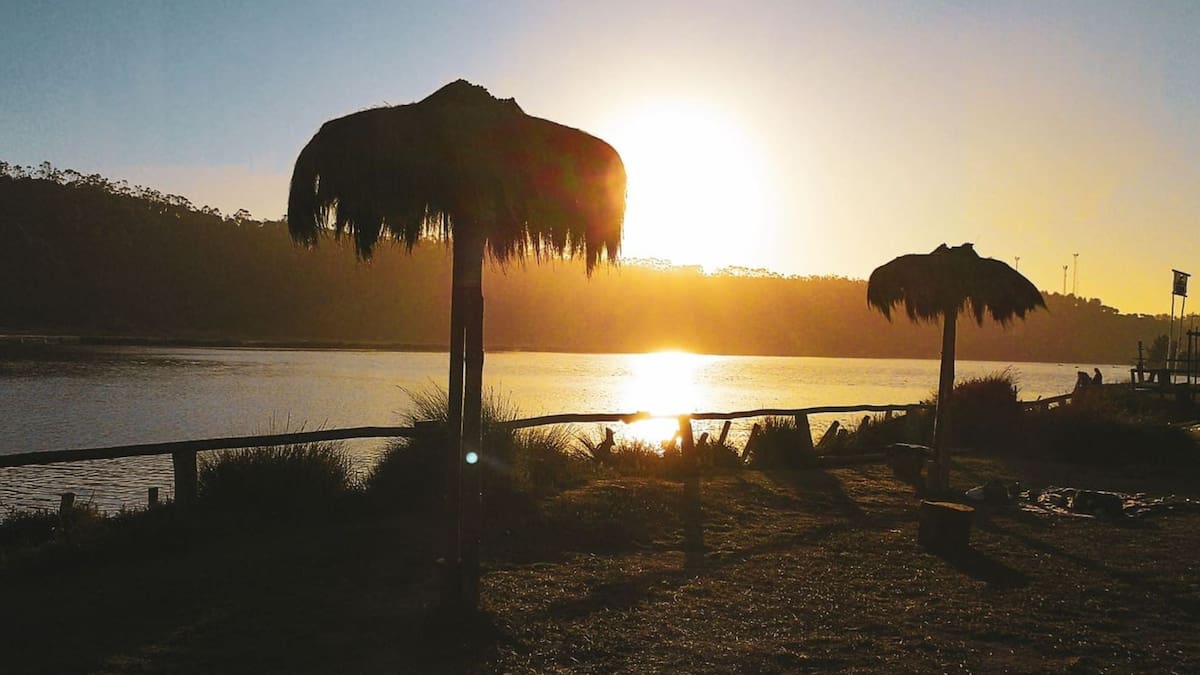 La última escapada del verano: Este camping natural con laguna es perfecto para recargar energías antes de marzo