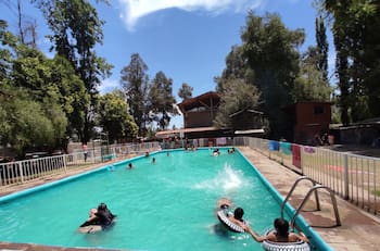 Este camping a una hora de Santiago ofrece piscinas, áreas verdes y paseos a caballo para disfrutar este verano