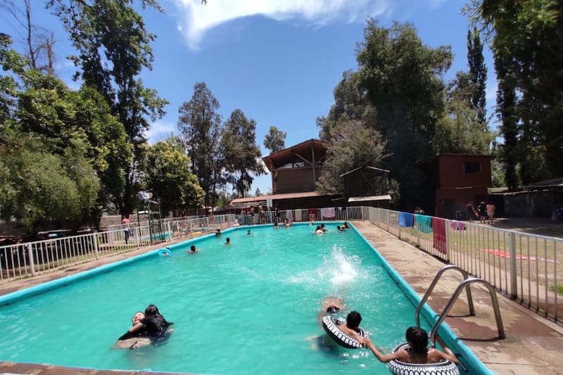 El recinto cuenta con piscinas para adultos y niños, ideales para disfrutar durante el verano. Créditos: Camping Payllahuel en Facebook.