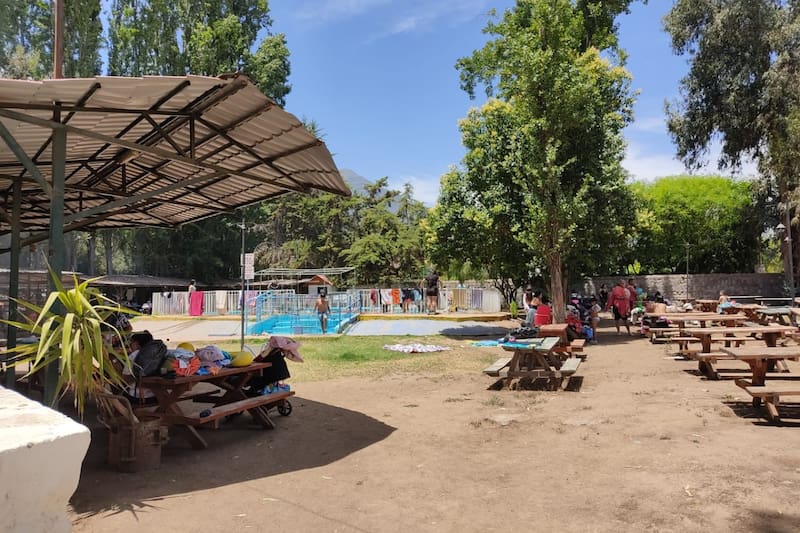 En el lugar, podrás acampar, pero también disfrutar durante el día de las piscinas, zonas de pícnic, quinchos, entre muchas otras actividades. Créditos: Camping Payllahuel en Facebook.