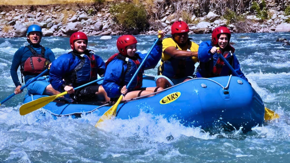 Este camping está a dos horas de Santiago y es perfecto para escapar en vacaciones: ofrece rafting, canopy y tinas calientes