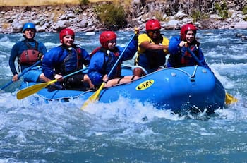 Este camping está a dos horas de Santiago y es perfecto para escapar en vacaciones: ofrece rafting, canopy y tinas calientes