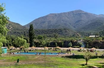 Está a la orilla de un río: Este camping es perfecto para disfrutar con la familia cerca de Santiago