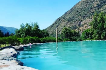 Una belleza oculta en el Cajón del Maipo: Este pozón de agua celeste es ideal para el baño
