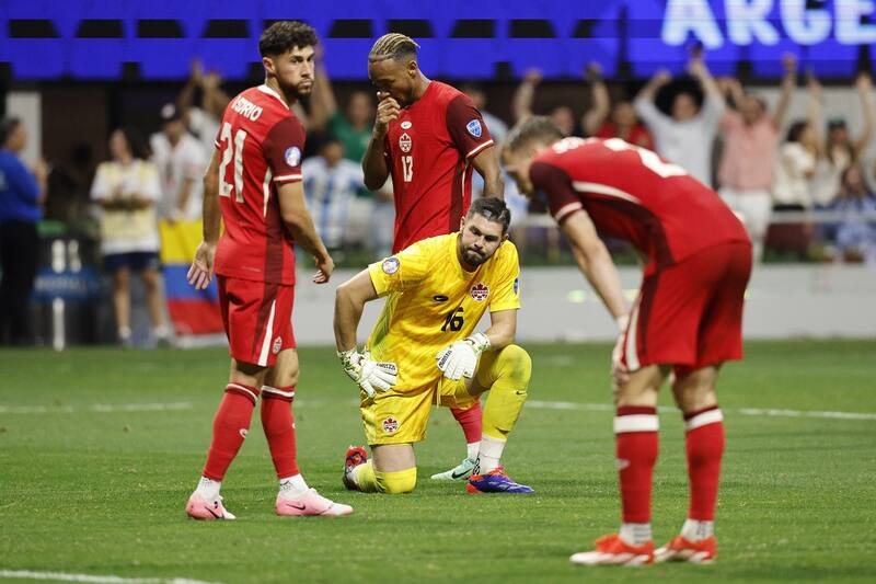 La selección canadiense de fútbol acusa racismo hacia uno de sus jugadores por parte de hinchas argentinos. EFE.