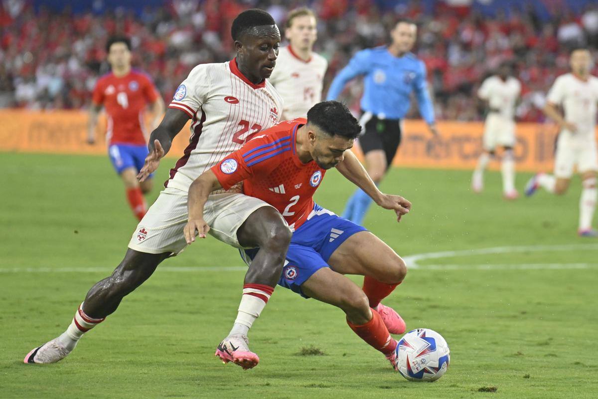 Chile reclamó por el arbitraje en el empate ante Canadá. EFE.