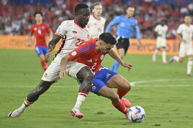 Chile reclamó por el arbitraje en el empate ante Canadá. EFE.